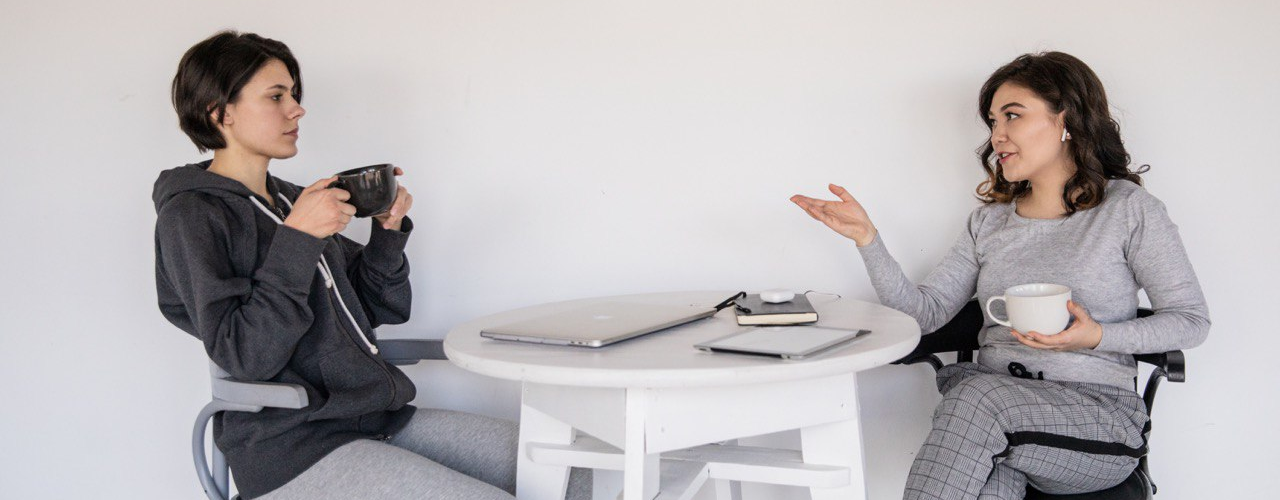 Женщины общаются